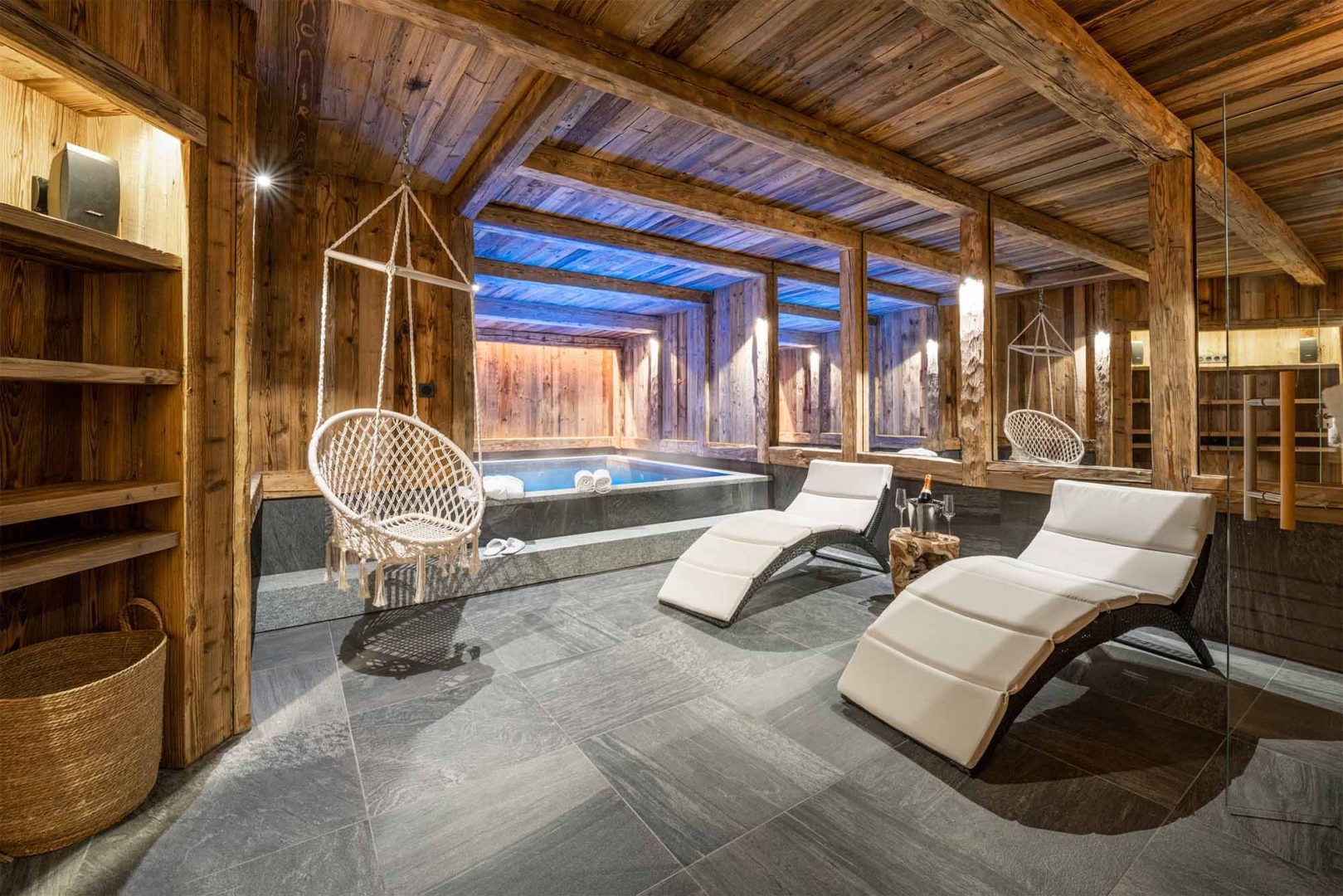 Spa du chalet Inuit - Madame Vacances : exemple de chalet pour séjourner en montagne pour la Saint Valentin