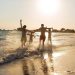 Une famille qui longe la plage