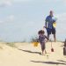 un jeu de famille sur une plage